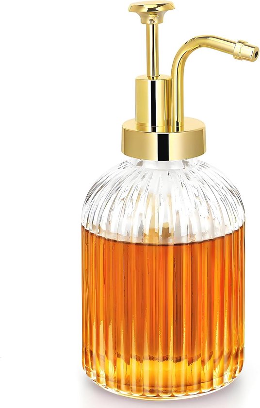 Gedetailleerd beeld van de glazen sirooppomp met gouden pomp, gevuld met amberkleurige siroop.