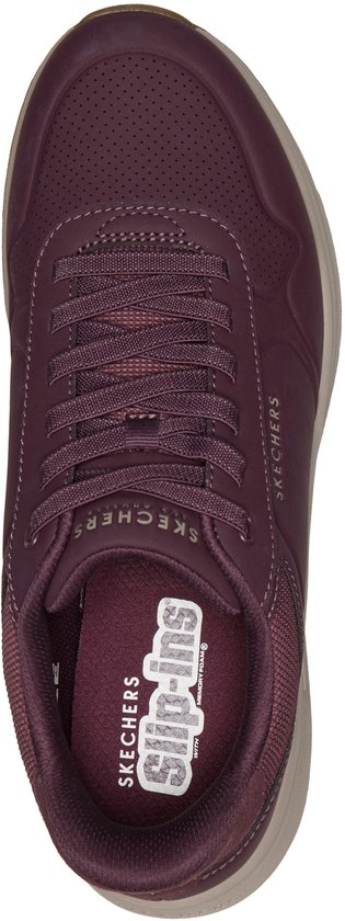 Bovenkant van een wijnrode sneaker met beige zool. Inlegzool met 'Slip-ins' logo.