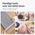 Collage van naai-activiteiten: meten van stof, naaldendoos, knoop naaien, draad afwikkelen.