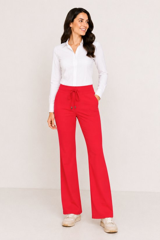Model met witte blouse en rode flared broek met koord sluiting aan de voorzijde.
