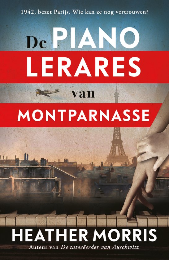 Boek 'De pianolerares van Montparnasse' met een piano toetsenbord, Parijse skyline en handen. '1942, bezet Parijs. Wie kan ze nog vertrouwen?'
