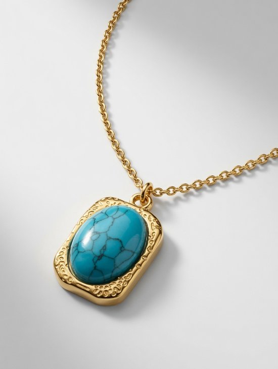 Collier en or avec un pendentif rectangulaire, bordure dorée détaillée et pierre bleu vif marbrée.