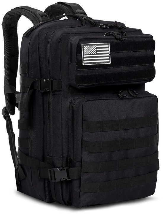 Zwarte tactische rugzak met Amerikaanse vlag patch en MOLLE-systeem, op een witte achtergrond.