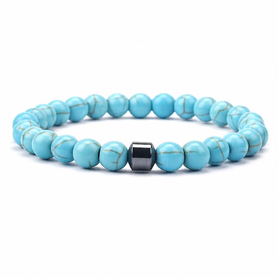 Blauwe turkoois kralenarmband met grijze magneetkraal op witte achtergrond.