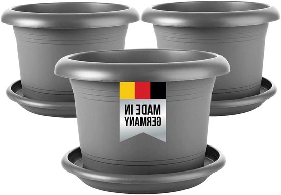 Drie antracietkleurige ronde kunststof bloempotten met schotels en een 'Made in Germany' label.