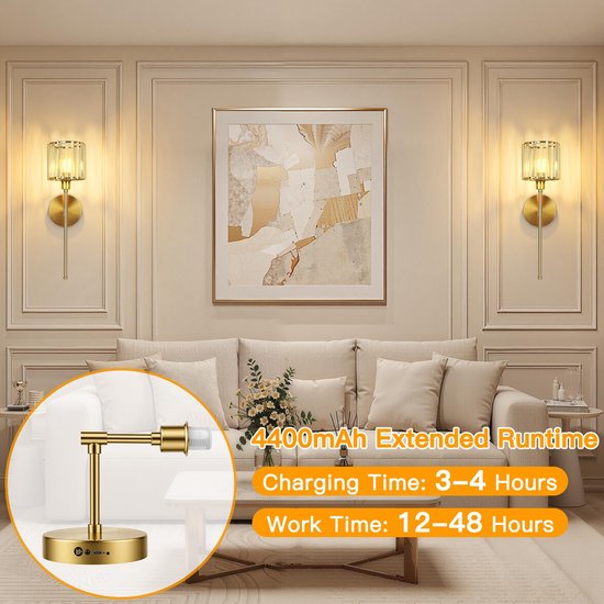 Luxe woonkamer met een bank, kunst en twee gouden wandlampen met kristallen lampenkappen. Lange batterijduur van 12-48 uur.