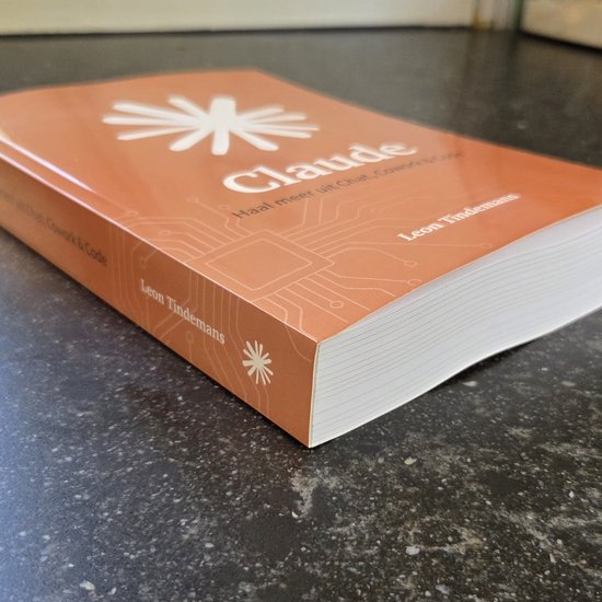 Livre avec couverture orange, titre 'Claude' en lettres blanches. Contient une représentation graphique blanche d'une fleur ou d'une étoile et un motif de circuit.