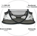 Grijs-wit Deryan baby campingbedje met icoontjes over UV-bescherming en ventilatie.
