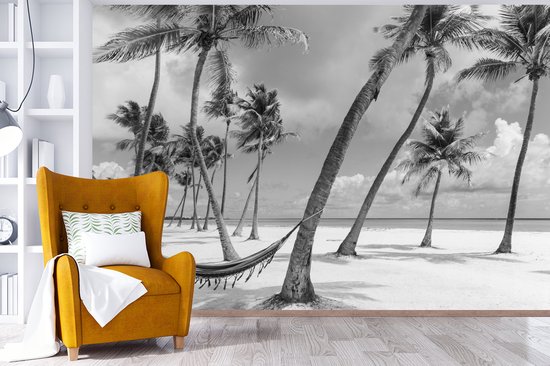 Behang - Fotobehang Uitsnede hangmat op strand in Dominicaanse Republiek - Breedte 420 cm x hoogte 280 cm