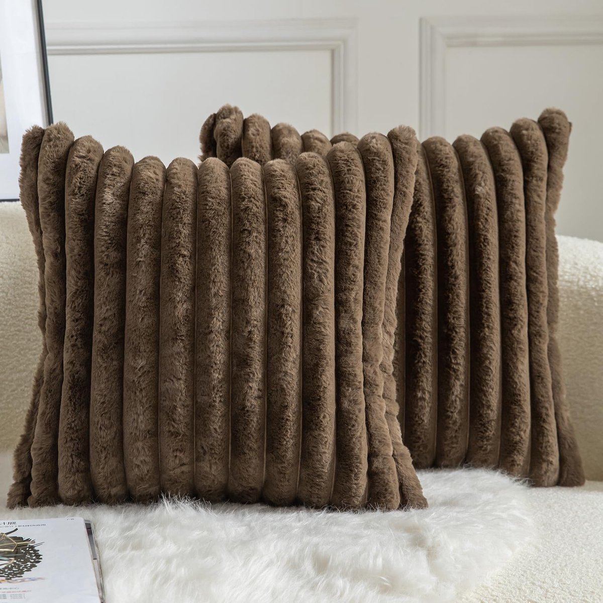Mandioo Set van 2 kussenhoezen, gestreept kunstbont, superzacht kussen, pluizige moderne kussenhoes, decoratieve bank, woonkamer, slaapkamer, kussenhoezen, 55 x 55 cm, donkerbruin