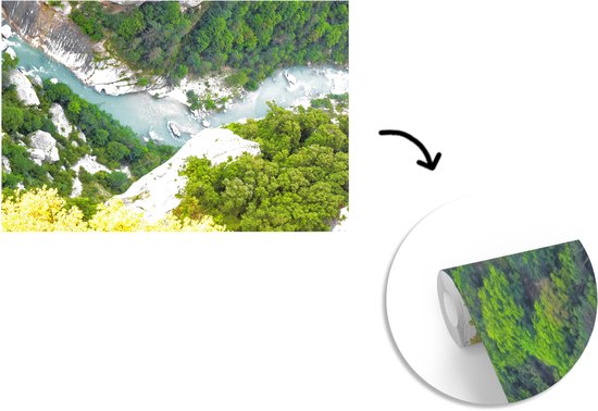 Tapisserie détaillée avec une vue panoramique d'une gorge avec une rivière bleu turquoise et des arbres verts.
