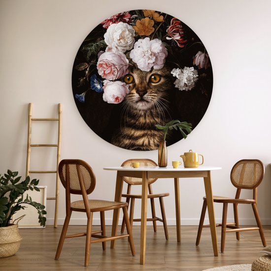 Ronde muurcirkel met kat met bloemenkrans, in een eetkamer met ronde tafel.