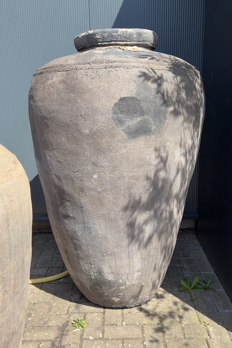 Oude grote landelijke kruik aardewerk pot