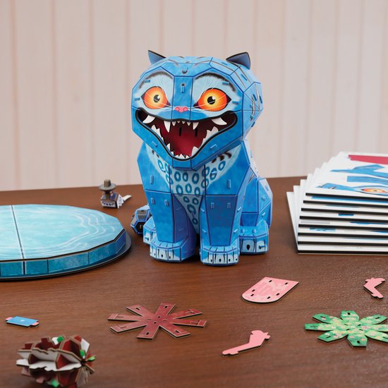 Blauwe, geometrische kat met rode ogen, op een tafel. Naast de kat liggen puzzelonderdelen en een stapel vellen.