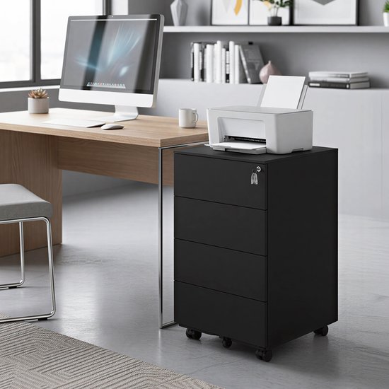 Zwarte metalen archiefkast met 4 laden, naast een bureau met computer en printer in een kantoorruimte.