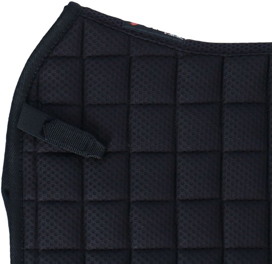 Close-up van zwart Catago zadeldek met stikselpatroon en label 'Because comfort and performance matter'.