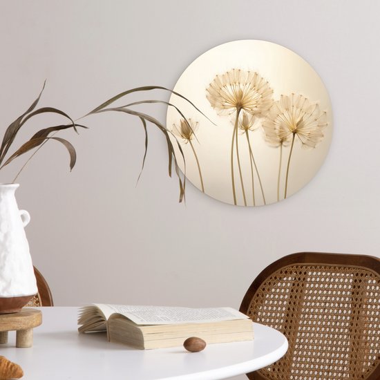 Wandcirkel met silhouetten van uitgebloeide paardenbloemen met zaden op een lichte achtergrond.