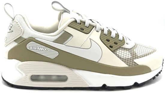 Zij-aanzicht van een beige en witte Nike Air Max 90 sneaker met een witte Nike swoosh en "AIR MAX" logo.