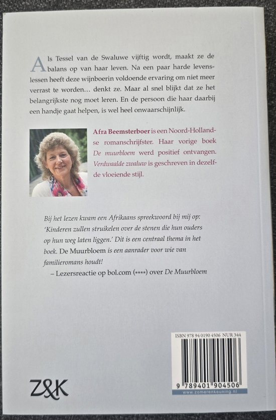 Een portretfoto van Afra Beemsterboer, de auteur van Verdwaalde zwaluw.
