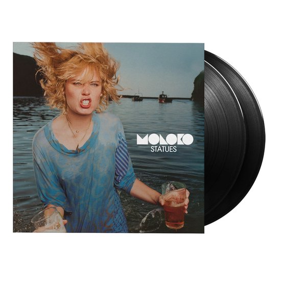 Moloko Statues 2LP: blondine met wapperend haar, blauw shirt, houdt glazen bier vast in het water.