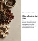 Schüssel mit getrockneten Kräutern, Nüssen und Wurzeln. Text auf rechts: Traditionelles Rezept, Chinesische Kräuter, seit 1990.