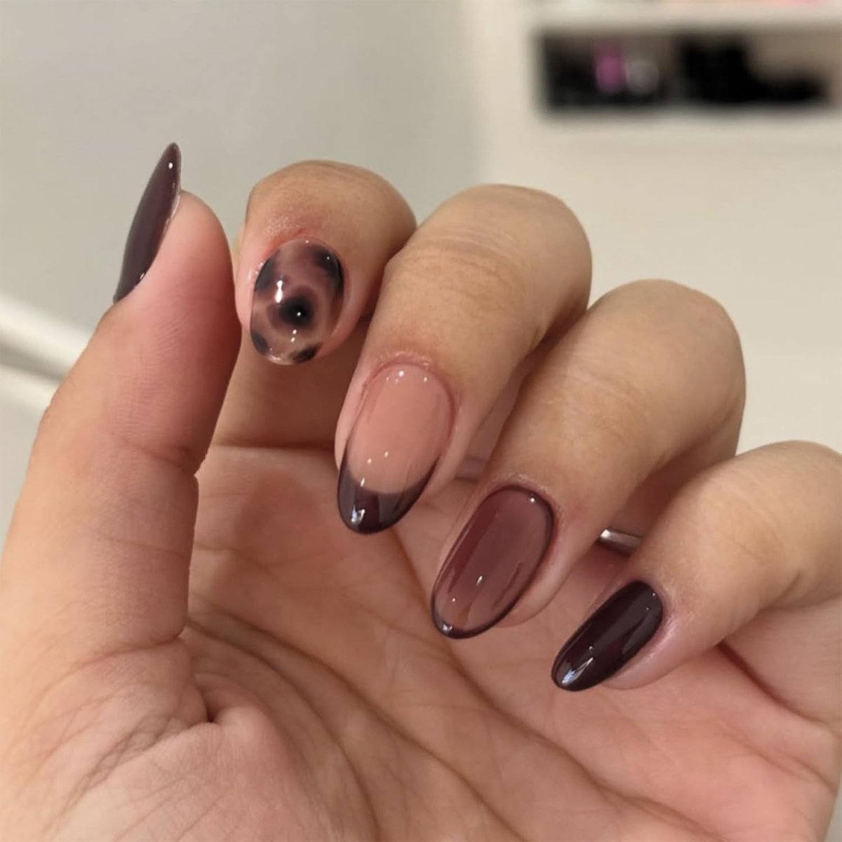 on Nails Kort, Amandel Nude Rosa Leopard French Cymbidium Bloemen Floral Veer Herfst Fake Nails met Nagelkleber, Naturel Roze Bloemen Herfst Acryl Kunstnagels voor Vrouwen Meisjes