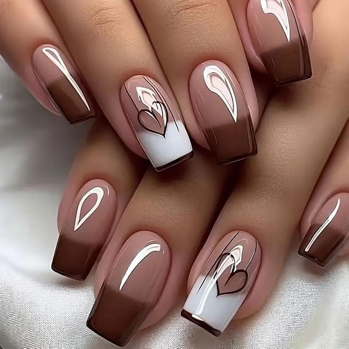 24 stuks druknagels middelgroot vierkant kunstnagels bruin glanzend volledige dekking om op te plakken hartlijn-ontwerpen DIY acrylnagels voor manicure kunst