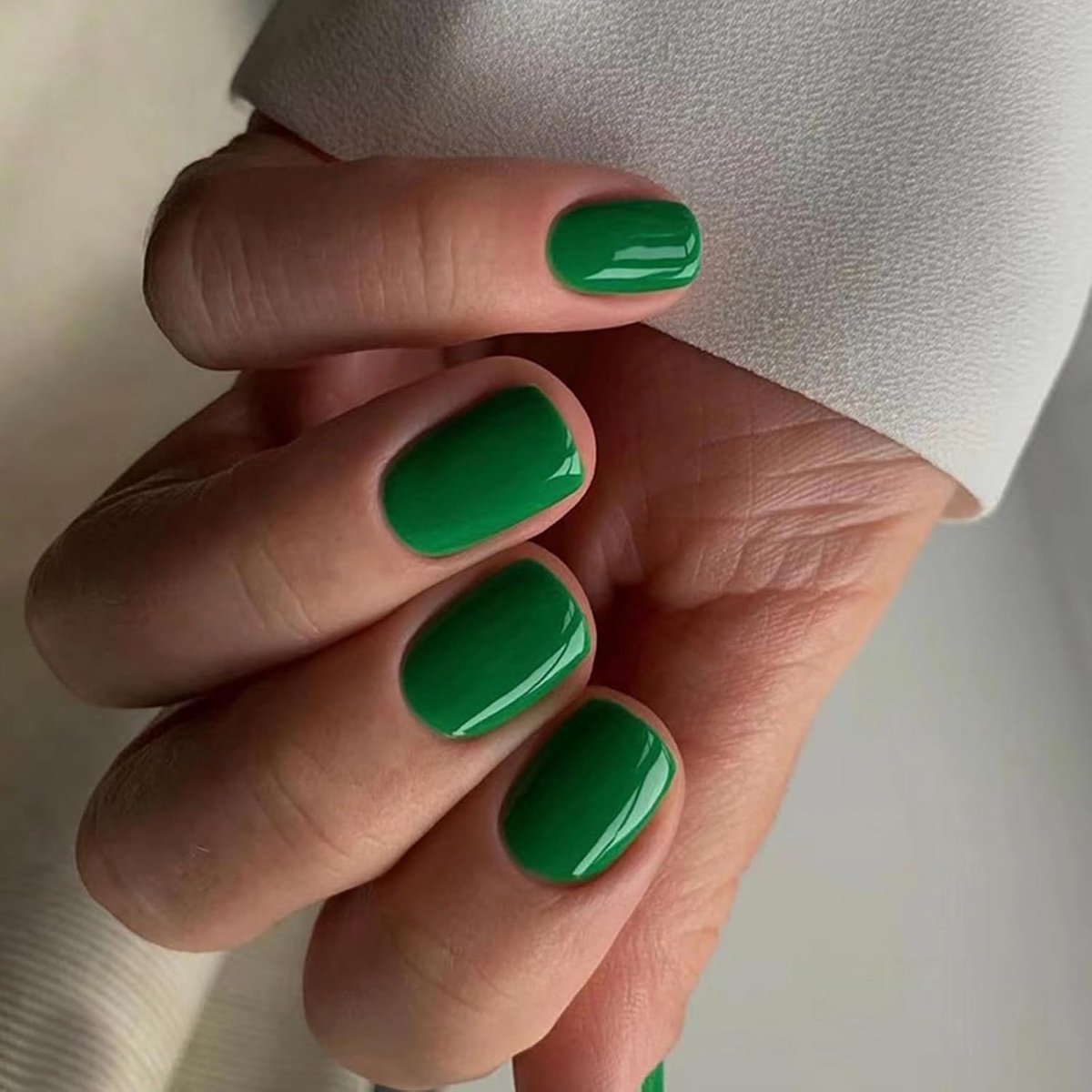 Nagels om op te plakken Kort Vierkant Press on Nails Glanzend Pure Kleur Kunstmatige Nagels Acryl Full Cover Valse Nagels Franse Kunstnagels Fake Nails voor Vrouwen en Meisjes 24 Stuks (Groen)