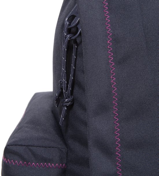 Detail van de donkerblauwe rugzak met paarse stiksels en ritssluiting.