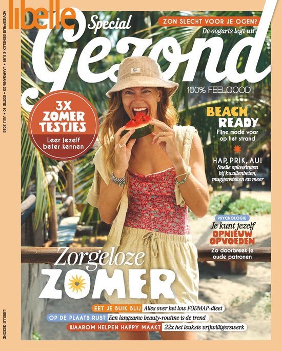 Vrouw in zomerse outfit eet watermeloen, met tijdschrift 'Libelle Gezond' en artikelen over zomer, testjes en psychologie.