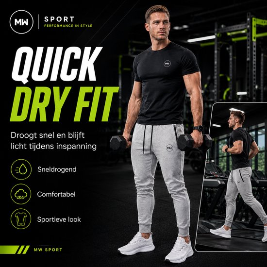 Man met grijze trainingsbroek met MW logo en zwarte t-shirt, doet oefeningen. "Quick dry fit". Droogt snel en blijft licht tijdens inspanning. "Sneldrogend, comfortabel, sportieve look".