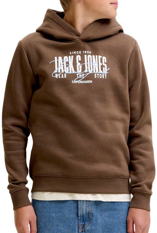 Jongen in bruine hoodie met 'JACK & JONES' print en een witte onderlaag.