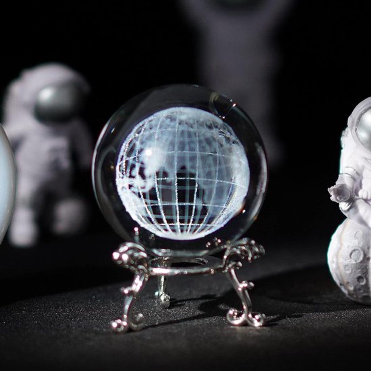 3D Laser gegraveerde glazen wereldkaart bal met metalen stand - Decoratief kristallen glazen gewicht 2,3 inch (60 mm)