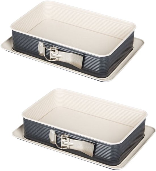 Set van 2 rechthoekige bakvormen, 28 x 18 cm, met crèmekleurige bodem en geribbeld zwart metaal, met metalen sluiting.