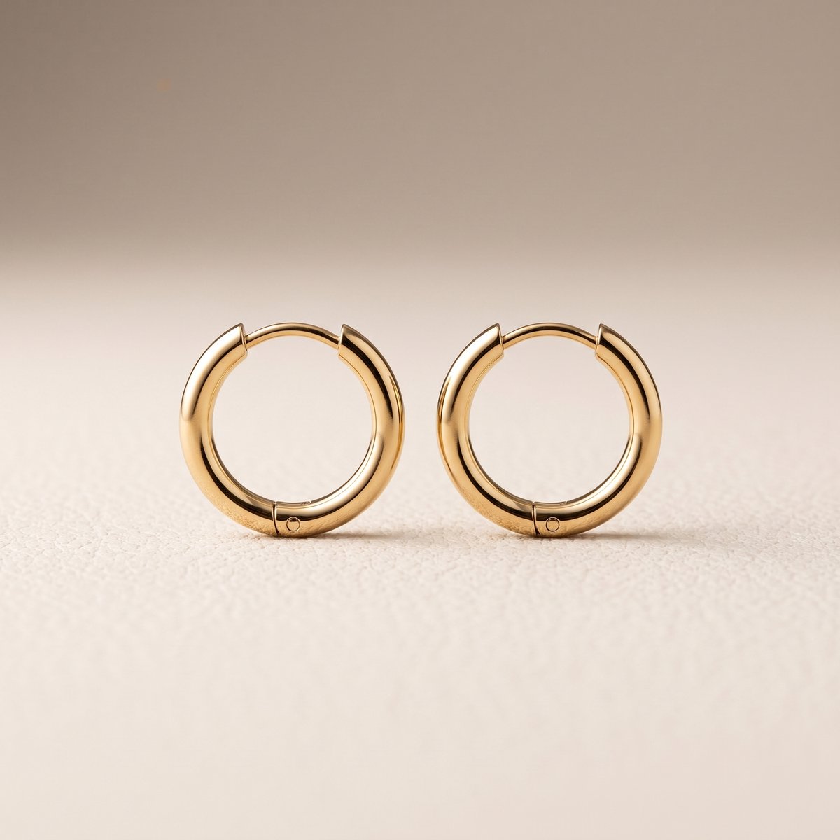 Lundholm 12 mm Emmy Oorringen Dames Goudkleurig Jewellery – Premium Stainless Steel Gold PVD Plated Hoops – Kleine Oorbellen 12 mm my Sieraden Dames Cadeau – Waterproof & Hypoallergeen – Scandinavisch Design