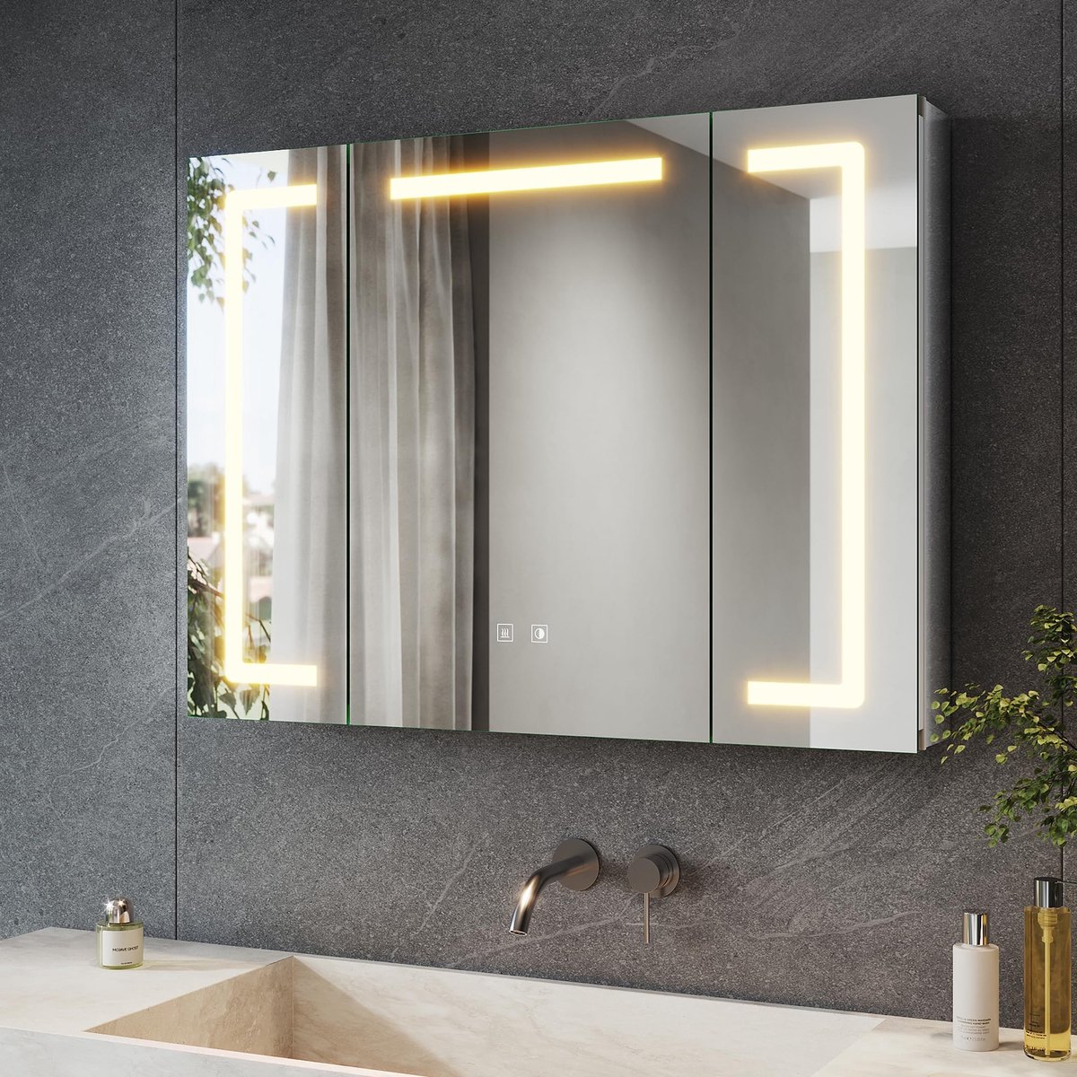 SnelShoppen - SONNI Spiegelkast 80 x 60 cm met LED Verlichting, 3 Deuren, Dimbare Lichtkleuren, Aluminium, IP44 Waterdicht, Anti-Condens en Stopcontac