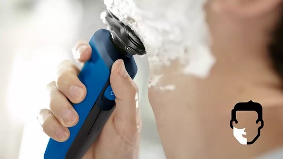 Une main rase une nuque avec un rasoir Philips bleu et de la mousse à raser.
