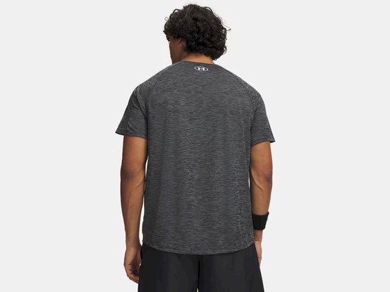 Donkergrijs sportshirt met subtiele horizontale lijnen en wit Under Armour logo op de rug.