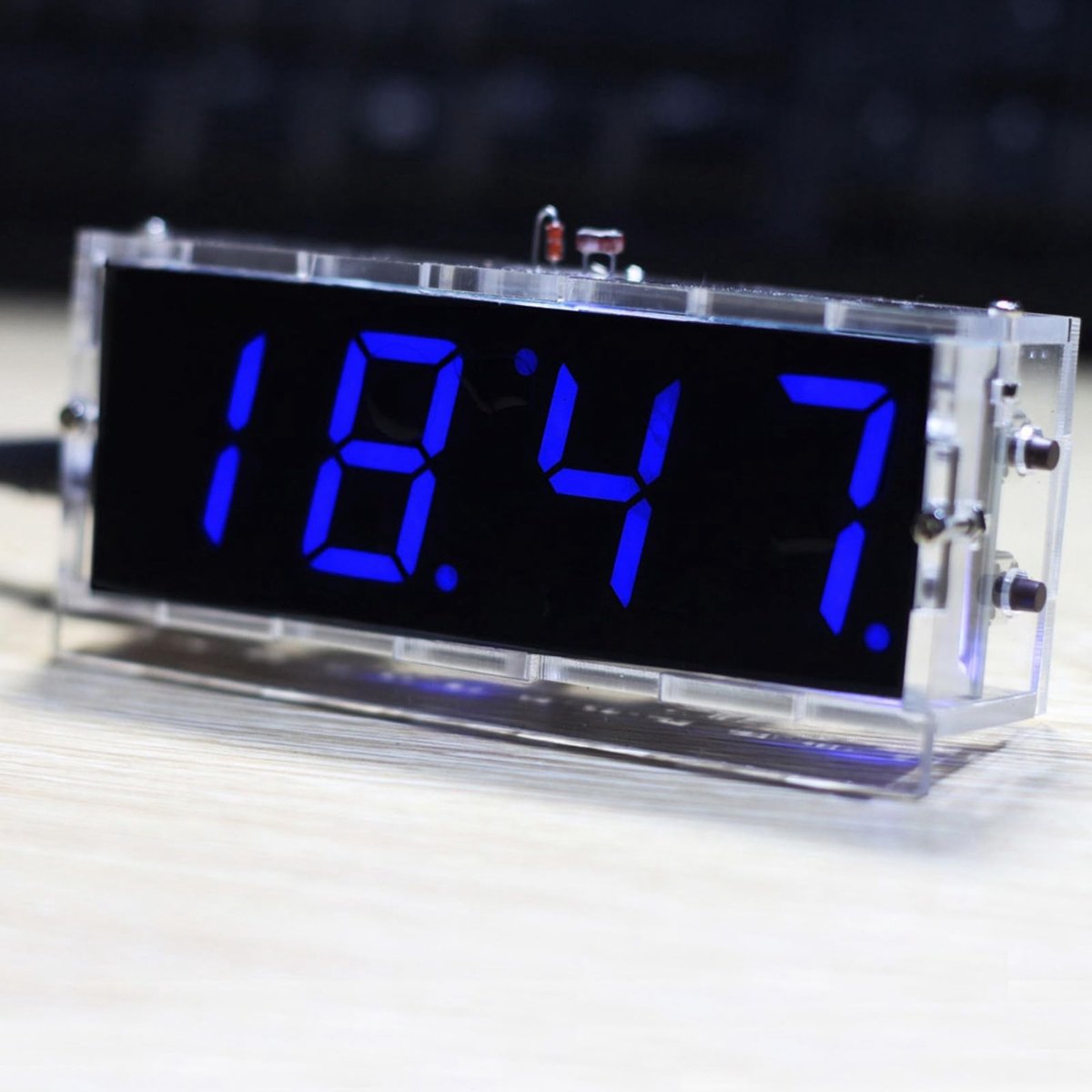Dailygoods- Digitale Klok 4-Cijferig LED - Alarmfunctie - Timerfunctie - Temperatuurweergave - Lichtregeling - Eenvoudig te installeren - Klokkit