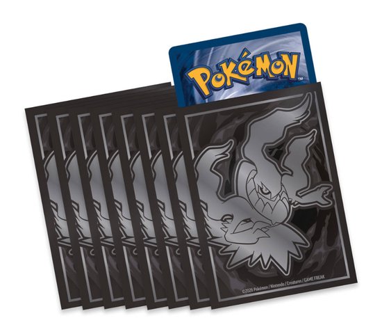 Een stapel zwarte kaarthoesjes met een zilveren wezen-afbeelding. Een Pokémon TCG-kaart met het logo is zichtbaar aan de bovenkant.