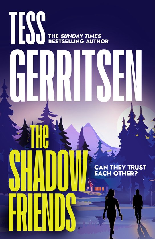 Tess Gerritsen - The Shadow Friends. Deux silhouettes marchent dans une nuit d'hiver avec des pins et des montagnes en arrière-plan.