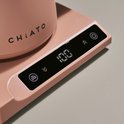 Close-up van roze waterkokerbasis met digitaal display waarop 100 staat.