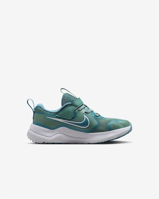 Zij-aanzicht van een groene Nike sneaker met blauwe en witte details.