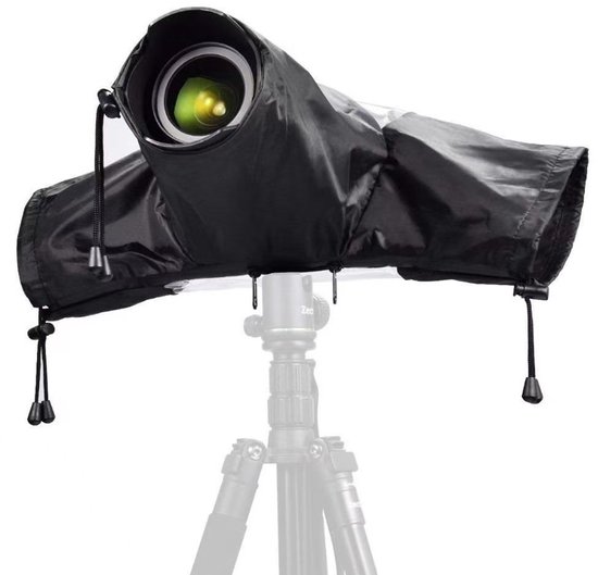 Zwarte waterdichte camerahoes over een camera met lens op een statief, met trekkoorden aan de onderkant.