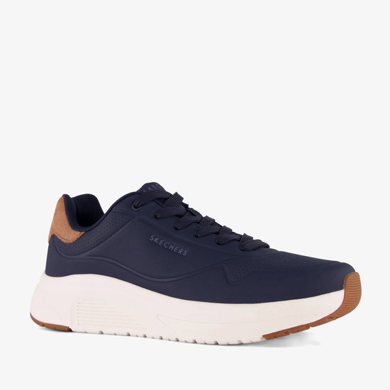 Zijkant van een donkerblauwe Skechers sneaker met bruine suède accenten en een witte zool. Het Skechers logo staat op de zijkant.