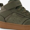 Close-up van groene Skechers mid-top sneakers. Details van de veters, klittenband en perforaties.