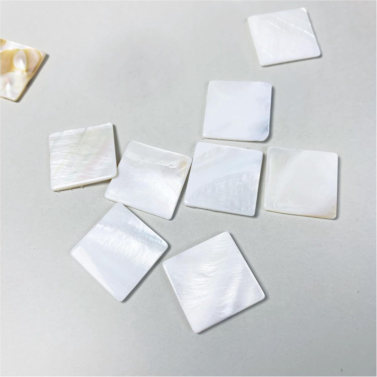 60 stuks natuurlijke witte parelmoer schelpkralen zoetwatermossel mosselschilfers vierkante platte schelpcharms mozaïektegels parelmoer los voor DIY knutselen woondecoratie windgong (20 x 20 mm)