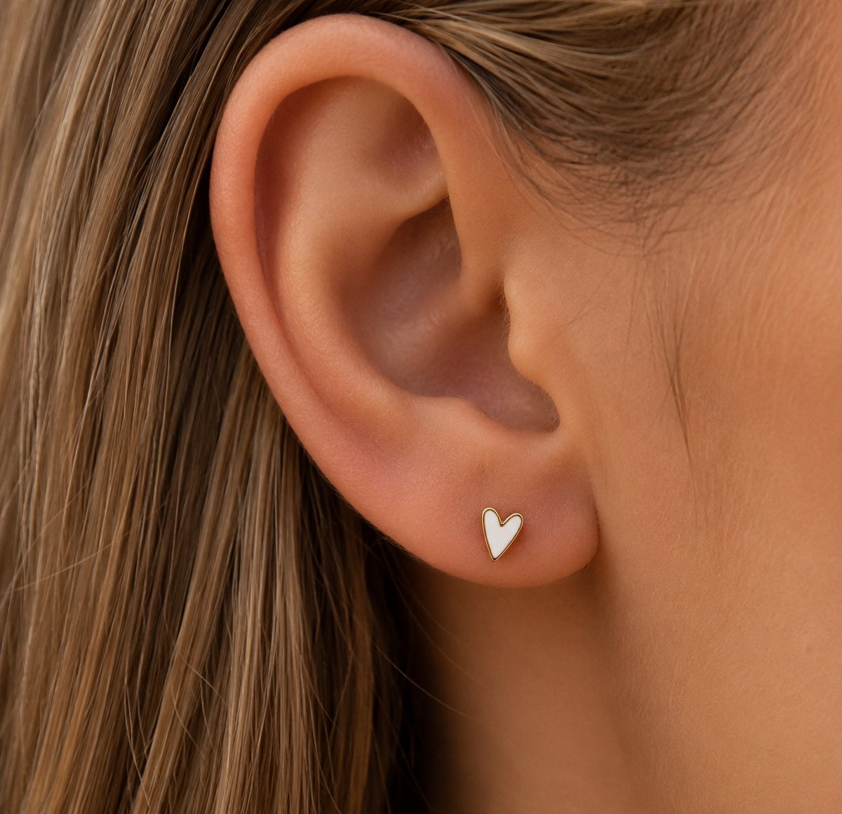 Luxe 18K Goud PVD Oorbellen met Wit Hartje – Roestvrij Staal – Hart Stud Oorbellen – Gouden Oorknopjes Dames – Stainless Steel – Verkleurt Niet – Minimalistische Oorbellen – Hartjes Oorbellen – Sieraden Dames – Cadeau - Incl. Luxe Verpakking