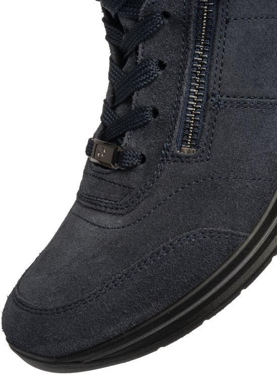 Detailopname van donkerblauwe suède sneaker met veters, zilveren rits en merklogo.
