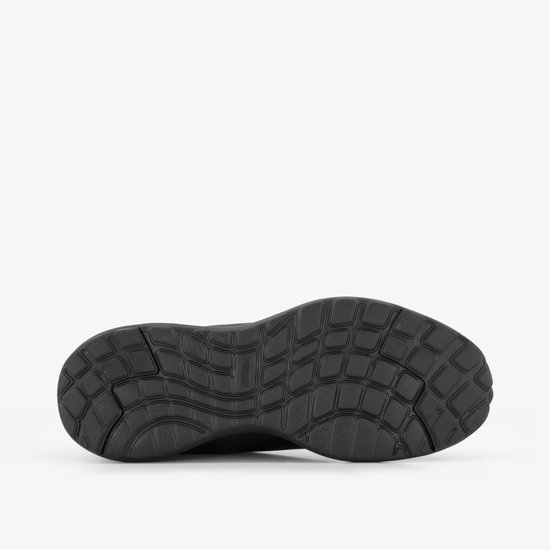 Zool van een zwarte PUMA sneaker met een wafelpatroon.